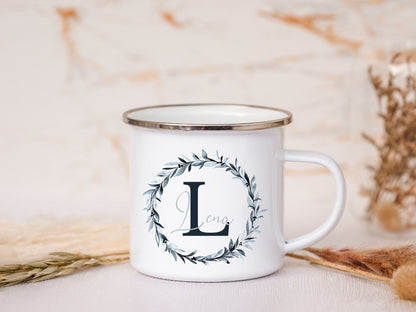 Personalisierte Emaille Tasse - Initiale Blätterkranz